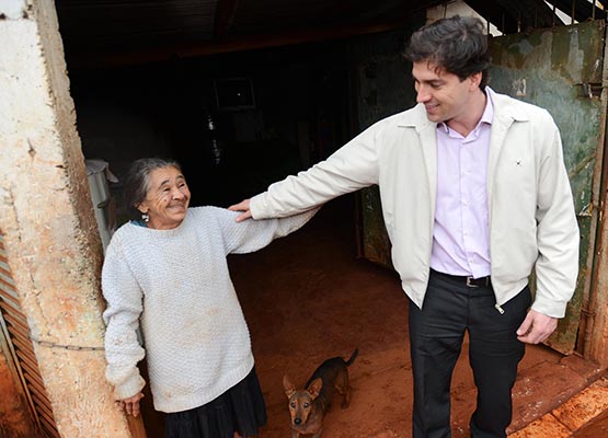 Vice cumprimenta moradora da Vl. Esperança