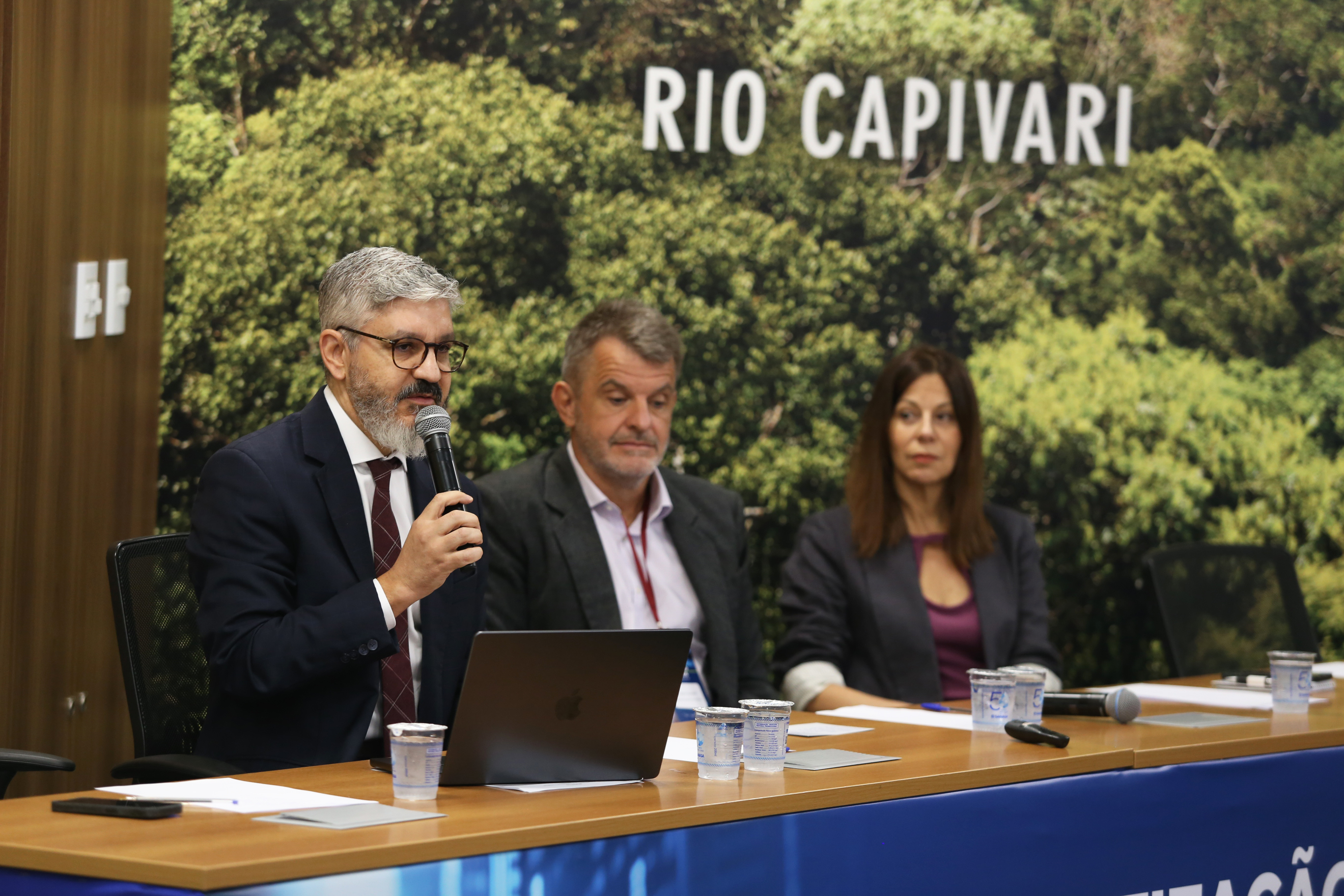 O secretário de Justiça, Peter Panuto, faz mediação do debate