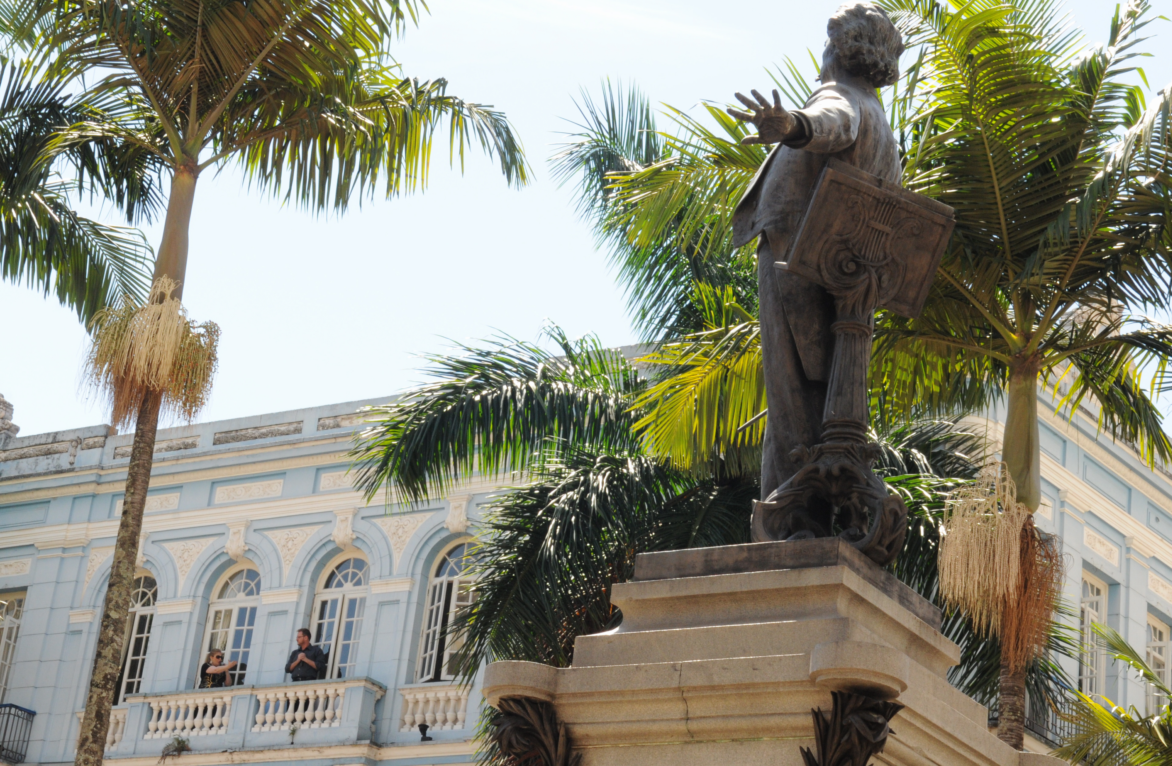 Prédio do Jockey e estátua em homenagem a Carlos Gomes estão entre os pontos visitados