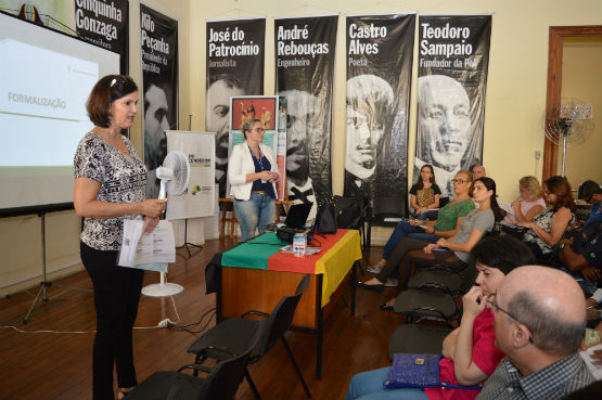 Lilia Faria Iglesias Coutinho, coordenadora da Casa do Empreendedor, recebe empreendedores em oficina do Sebrae  