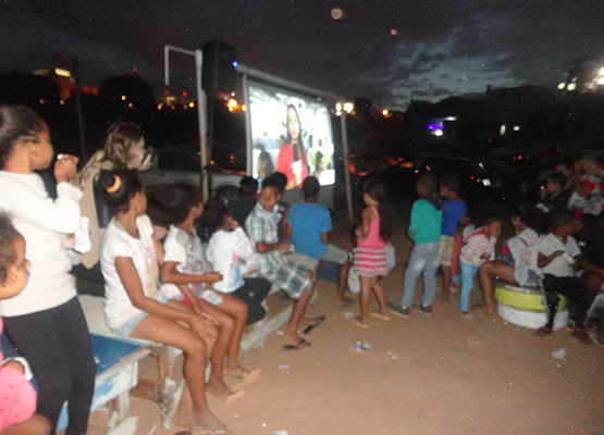 Moradores levam a família para ver filmes educativos