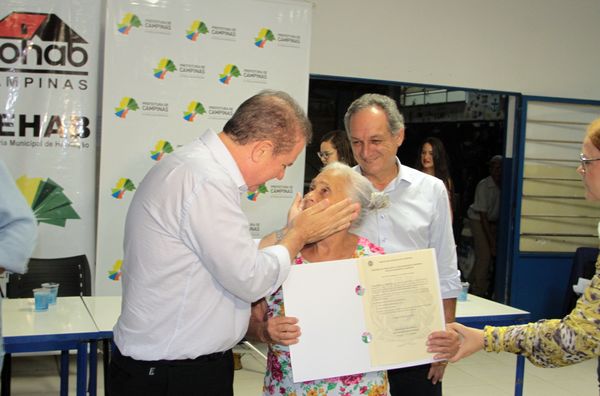 Prefeito entrega escritura do lotes para 149 famílias