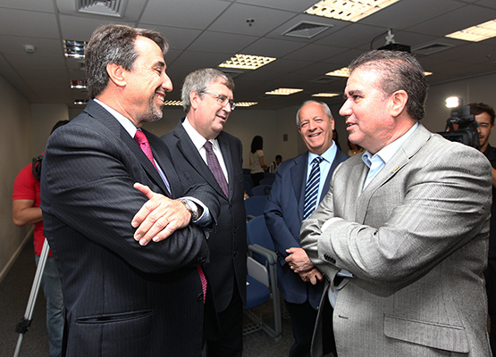 Ministro das Cidades, Gilberto Ochi, convers