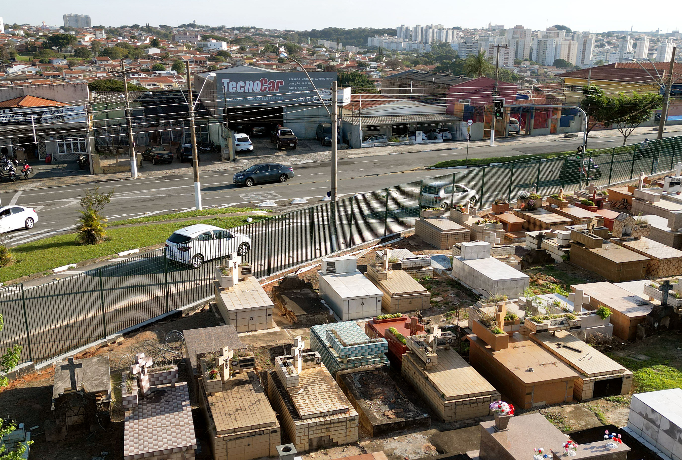 Quem for visitar os cemitérios da cidade não deve deixar vasos ou outros objetos nos túmulos 