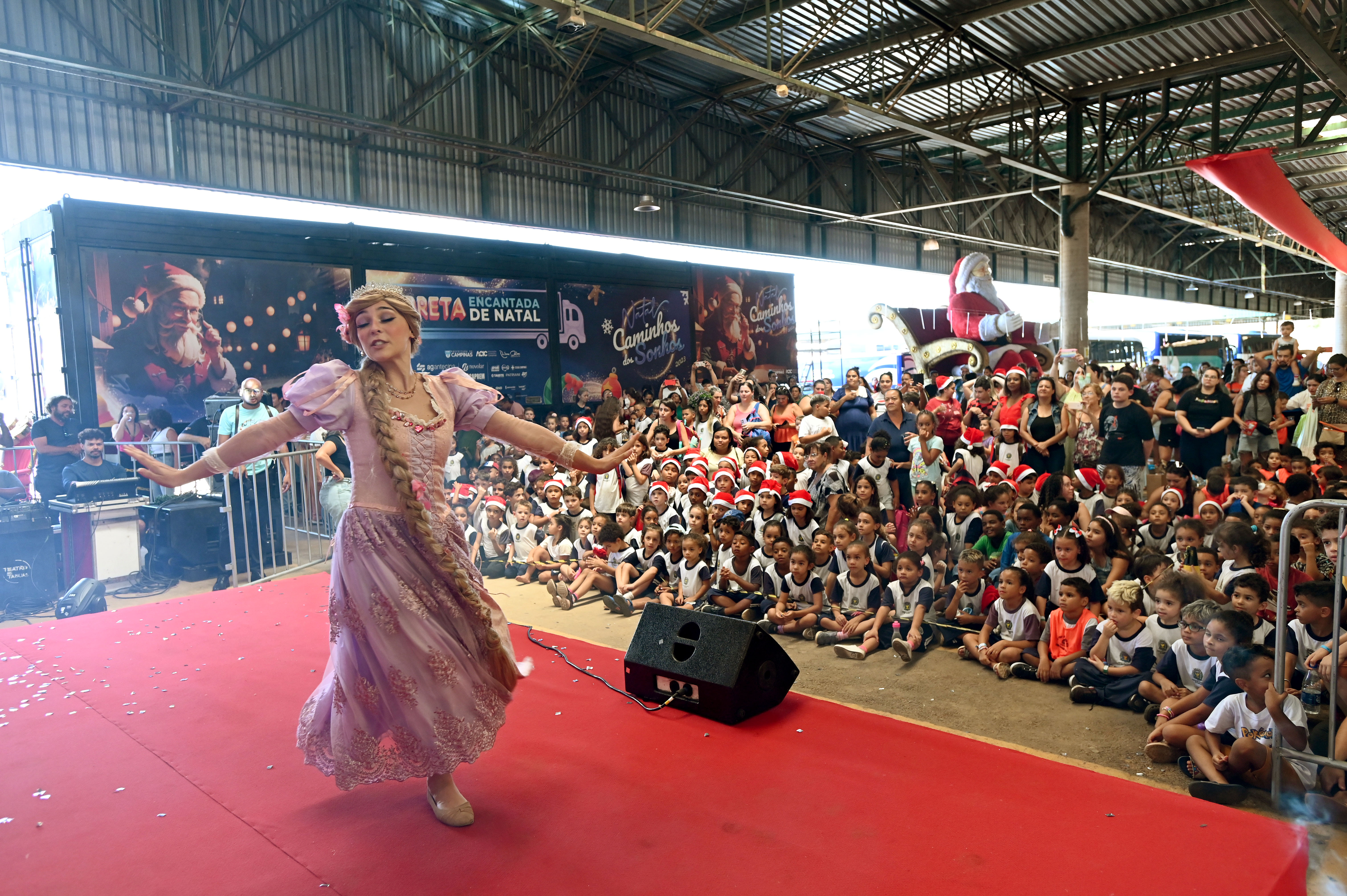 Princesas, como a Rapunzel, também fazem parte do show