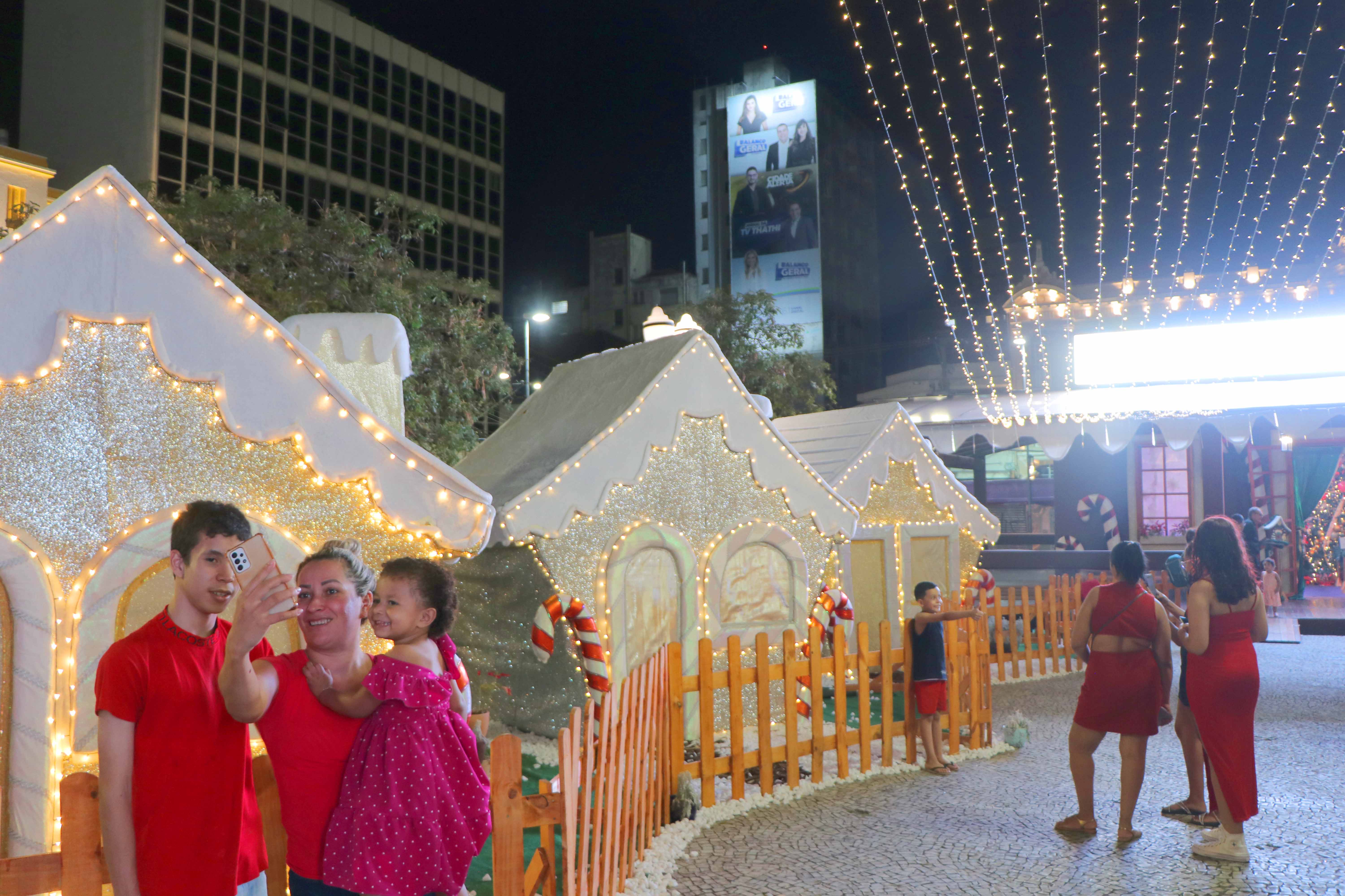 Vila do Papai Noel virou parada obrigatória no Centro da cidade