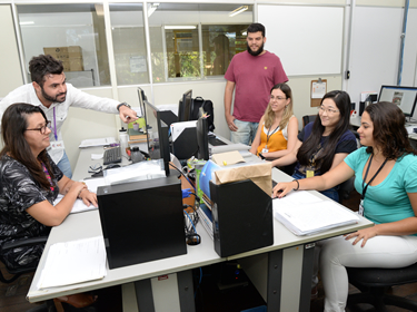 Equipe da Cohab-Campinas em análise de projetos