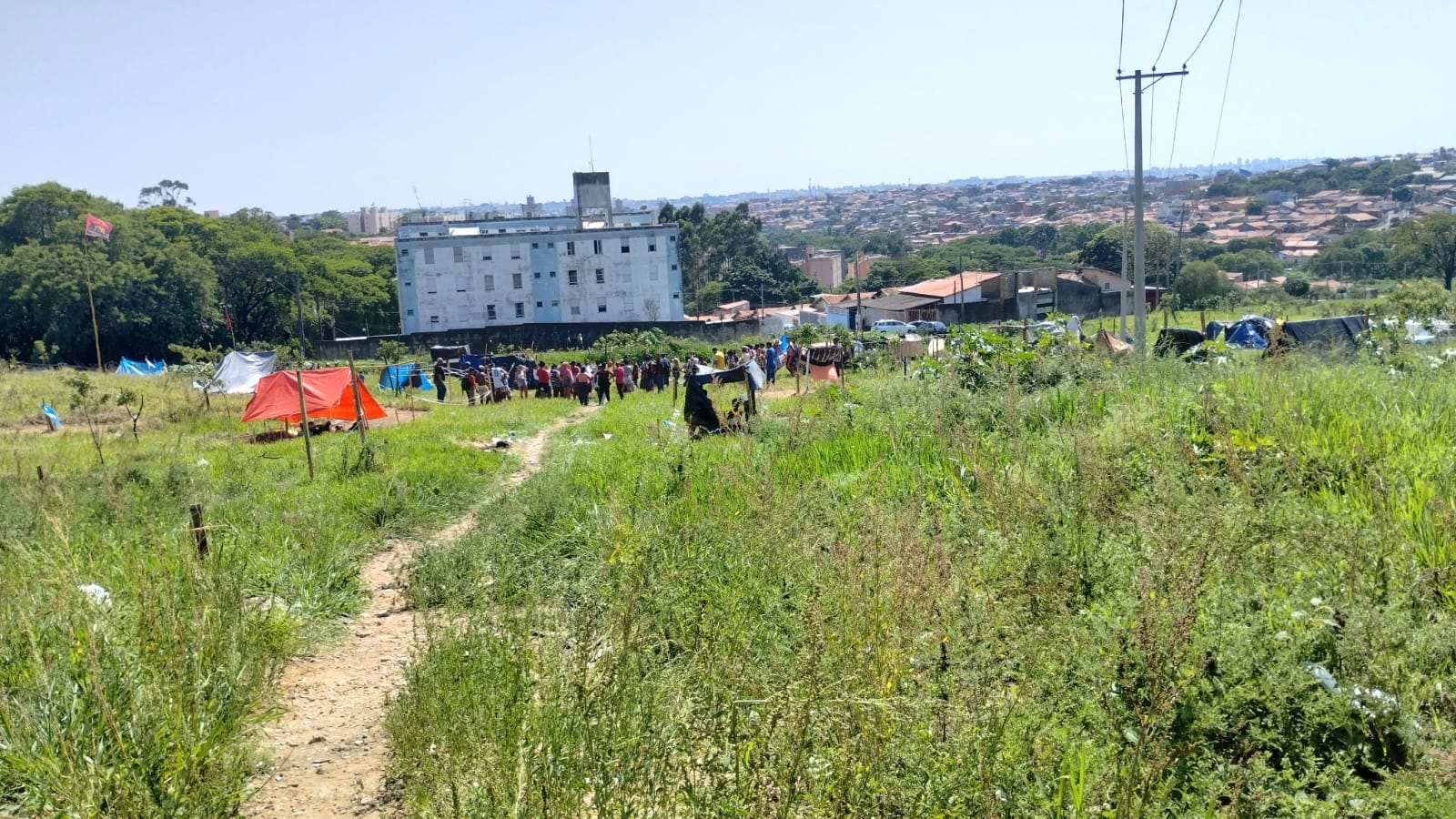 A área é de propriedade particular e tem aproximadamente 50 mil metros quadrados