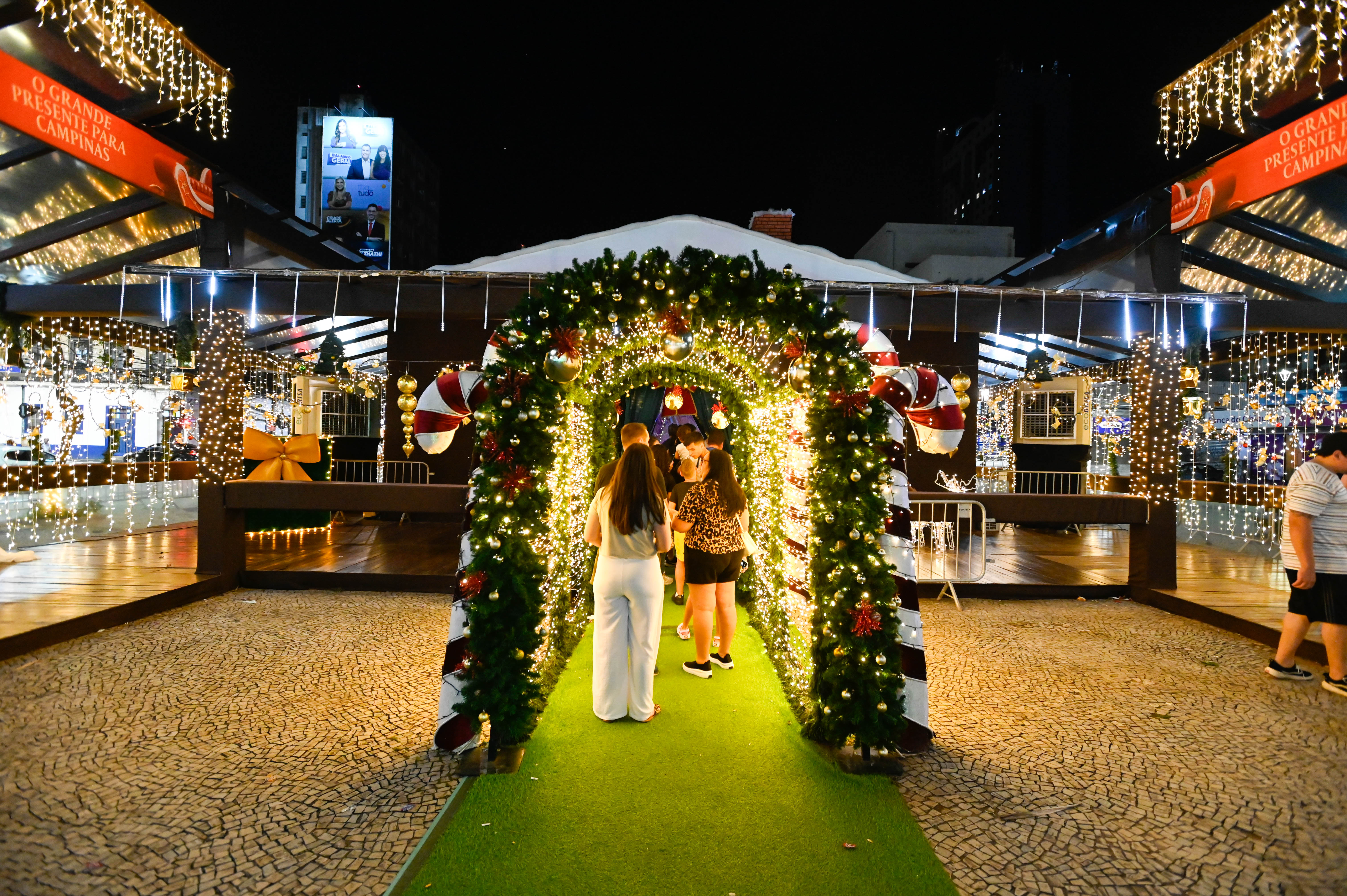 Túnel de luzes da acesso à casa do Papai Noel