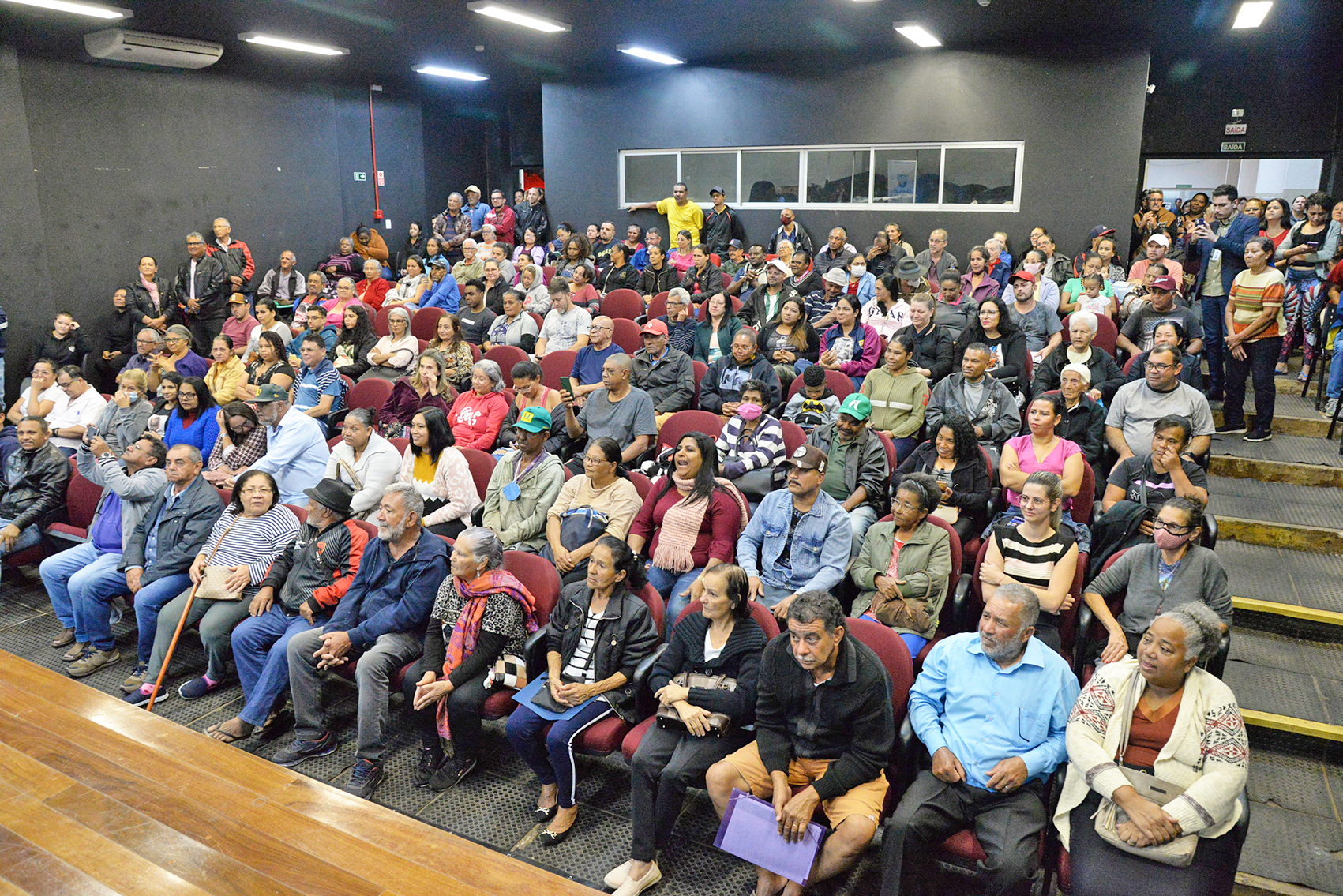 Moradores lotam salão da cerimônia