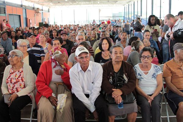 Beneficiários lotam salão para a cerimônia