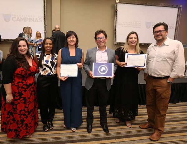 Equipe da Sanasa recebe certificado em nome da empresa