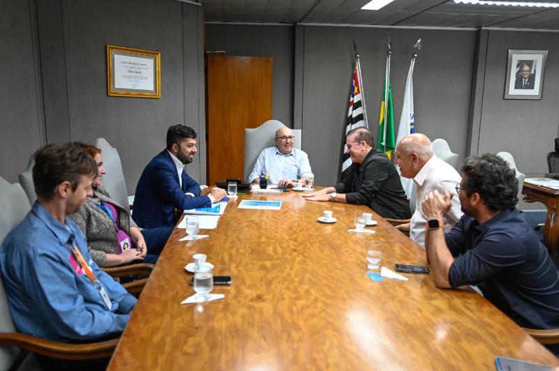 Reunião foi realizada no gabinete do prefeito, que recebeu representantes da VLI