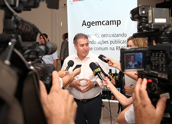 Prefeito Jonas fala para a imprensa sobre resultados do encontro