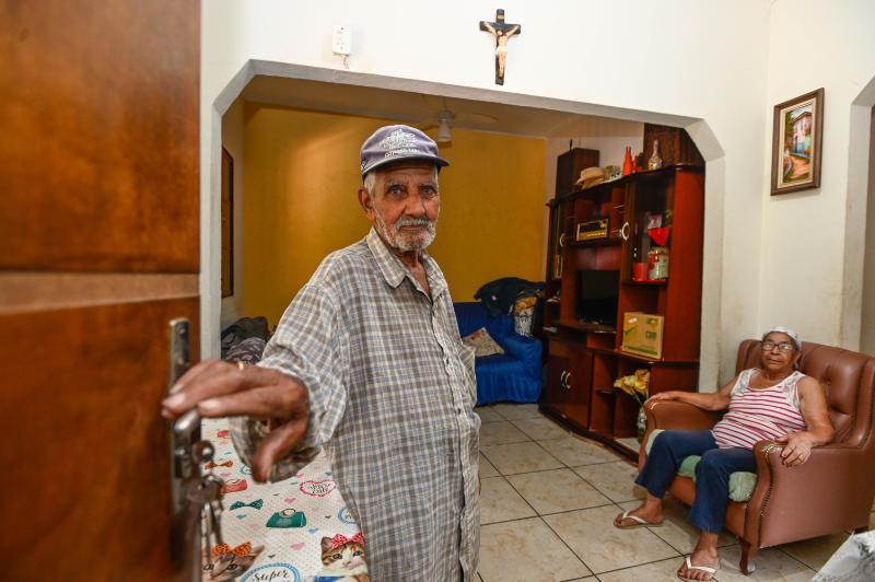 Com a esposa, Lindeberg viu as mudanças chegarem no bairro