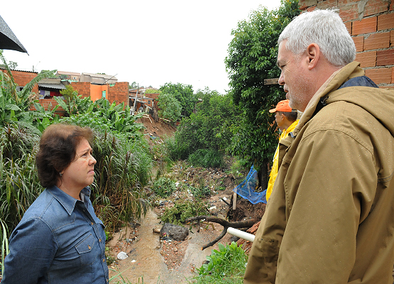 A secretária de Habitação Ana Maria Minniti Amoroso supervisiona a ação preventiva no Jardim do Lago 2