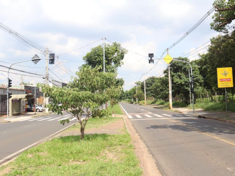 Semáforos ficam no cruzamento da avenida Comendador Aladino Selmi com a rua Fernando Baron, no Recanto Fortuna