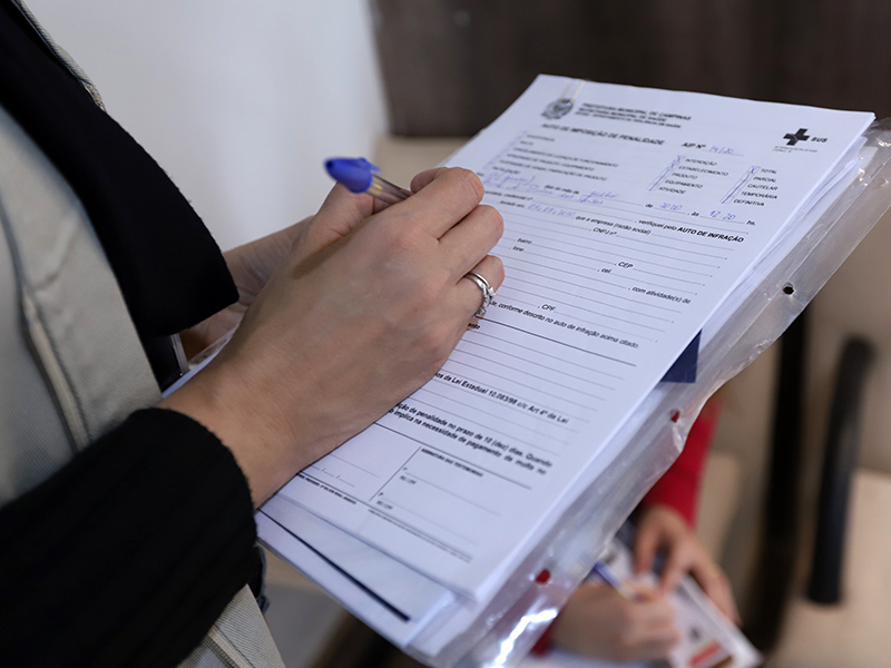 Do total, 13 estabelecimentos foram interditados e receberam o auto