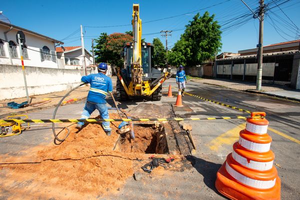 Obra vai utilizar o método pipe bursting, no qual a rede atual é usada como guia para a instalação da nova