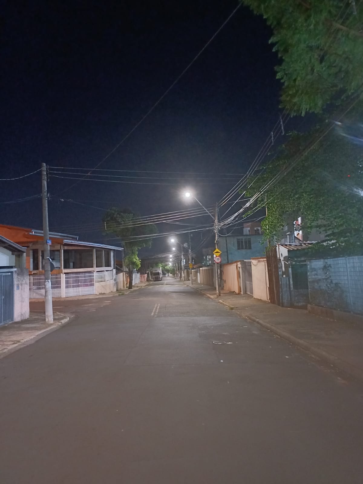 Outras vias do bairro também vão receber as novas luminárias