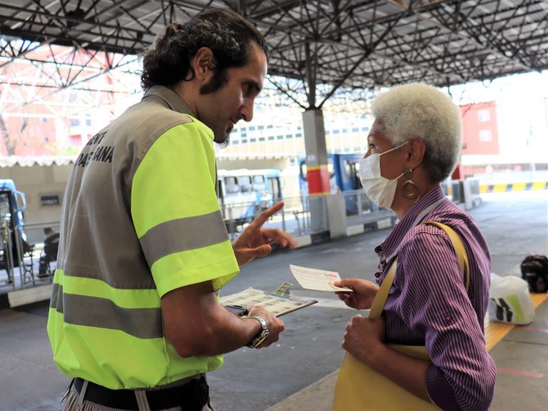 Passageiras são abordadas, recebem o folheto e explicações sobre o Botão Bela