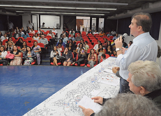 Prefeito discursa durante evento