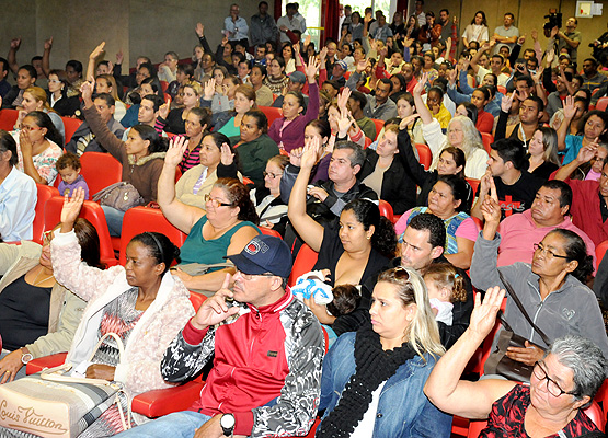 Inscritos no programa habitacional lotam Salão Vermelho