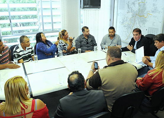 Representantes dos moradores em reunião com o prefeito