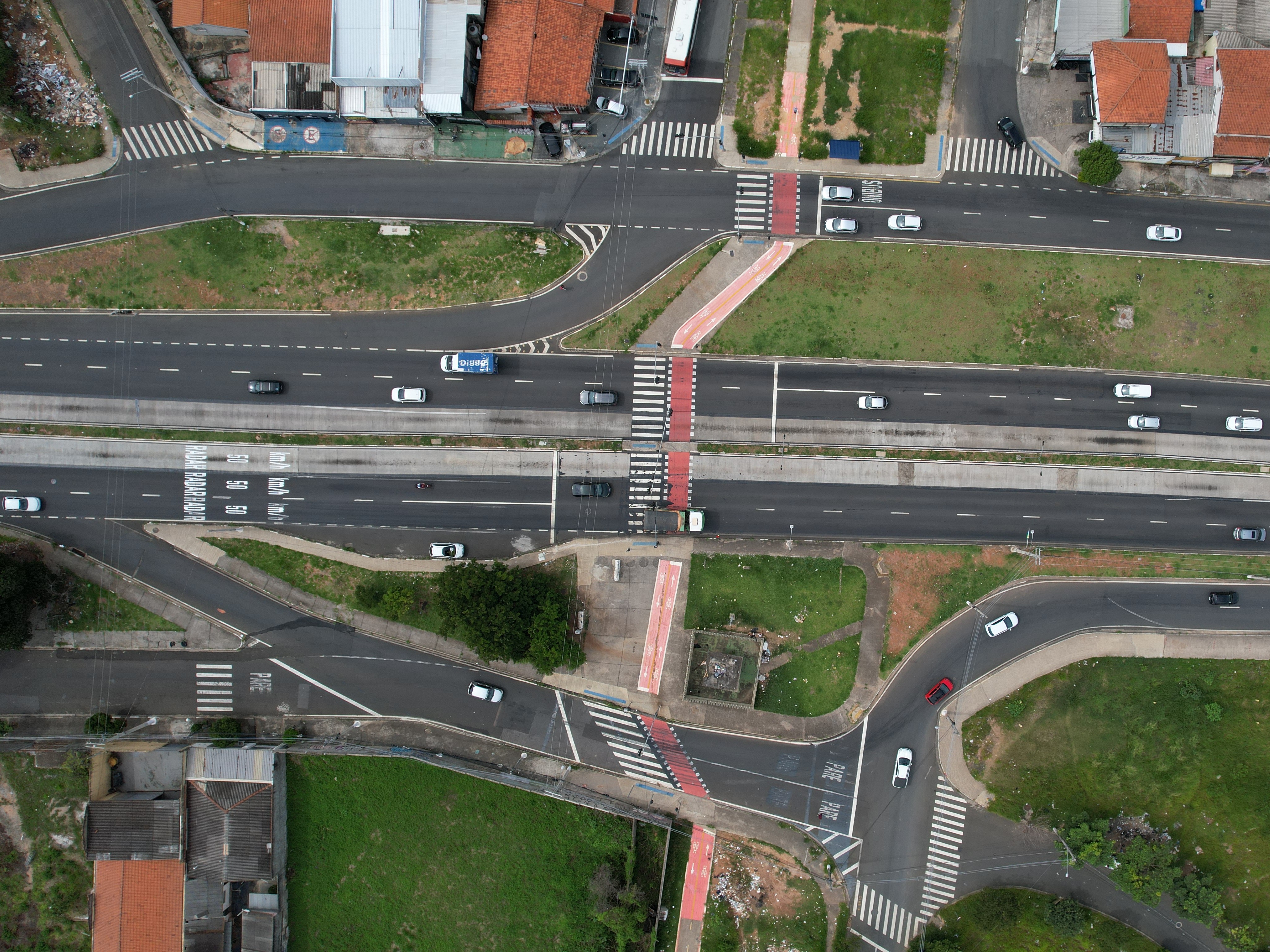 Motoristas poderão chegar à avenida John Boyd Dunlop desviando pelas ruas Valdomiro Teixeira do Nascimento, Jornalista Paulo Martinelli e pela avenida Domingos Paulino da Costa