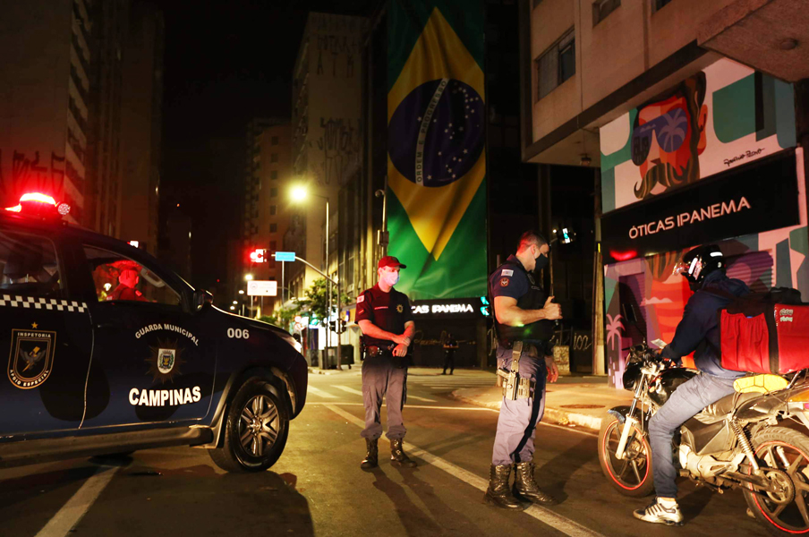 As equipes de fiscalização do município abordaram 2.537 veículos e orientaram 4.439 pessoas sobre as medidas sanitárias em vigor.