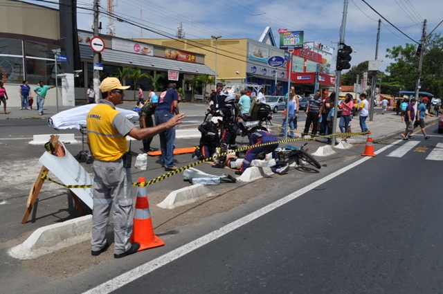 Encenação reproduz clima na rua