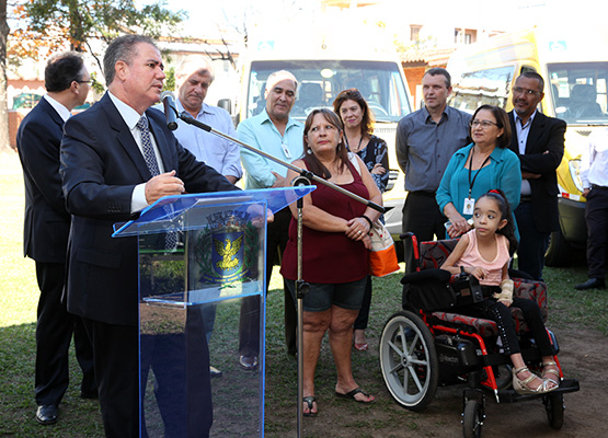 Jonas fala durante entrega das novas vans 