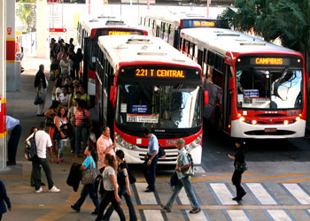 Ônibus no Terminal Central e pessoas atravessando na faixa de pedestres