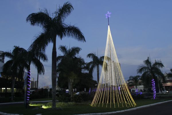 Jardim dos Espelhos recebeu vários enfeites nas cores azul e branco