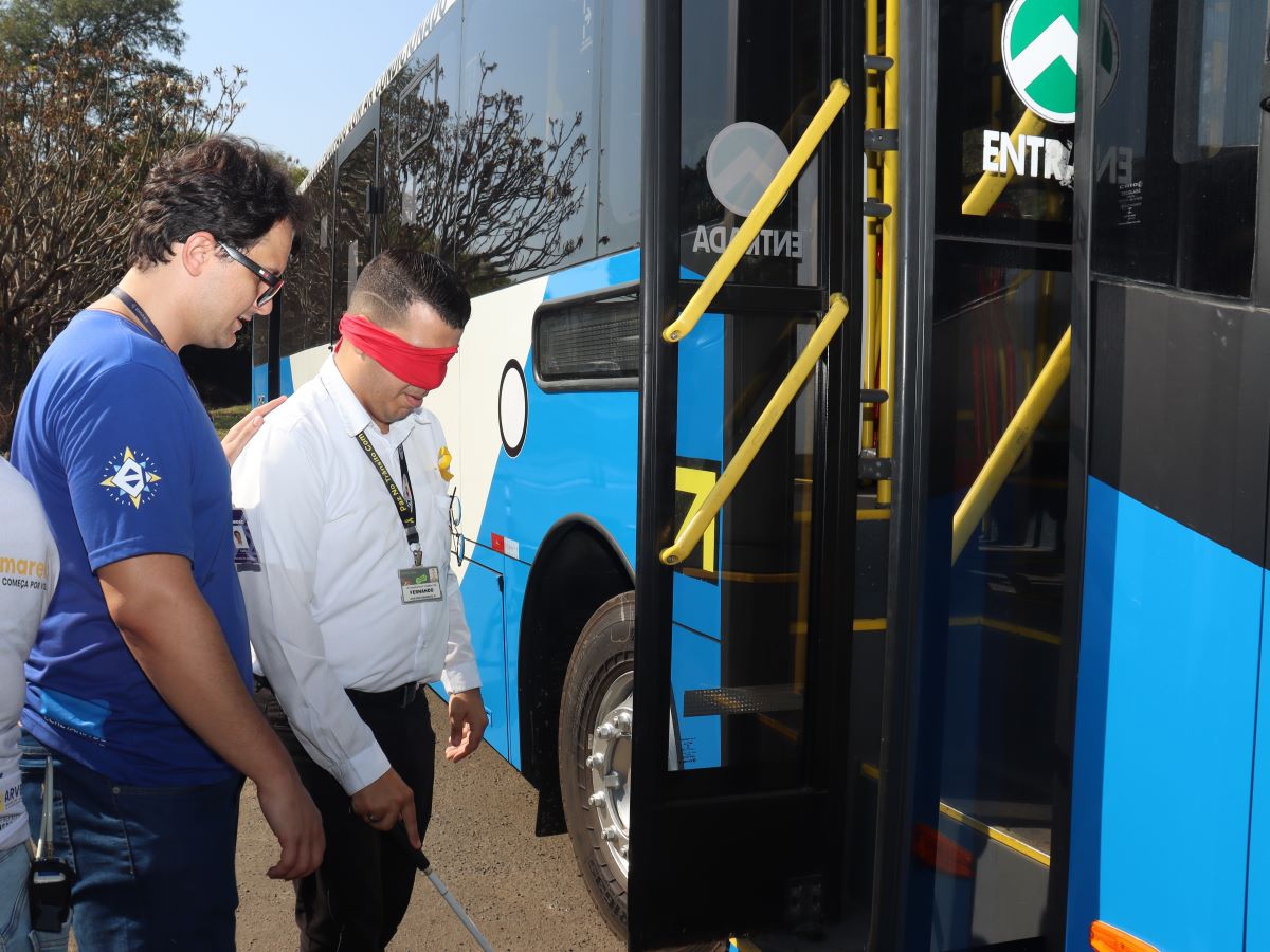 Uma das atividades simulava o acesso de pessoas com deficiência visual e de crianças no ônibus 