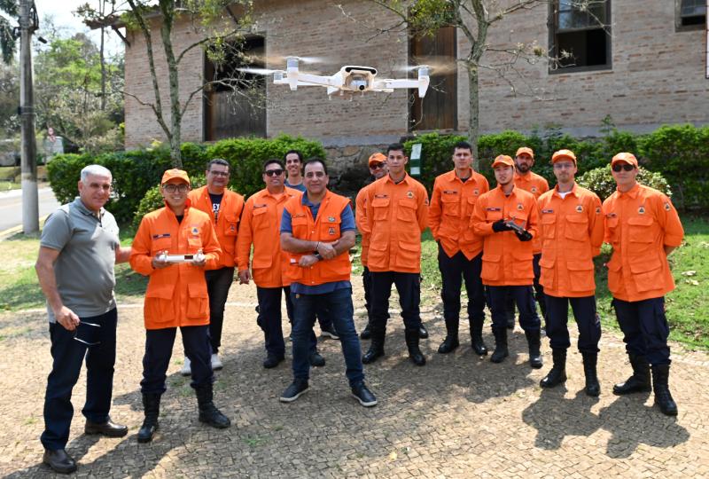 Carlos Bassan Alunos aprendem a operar o equipamento em aulas práticas