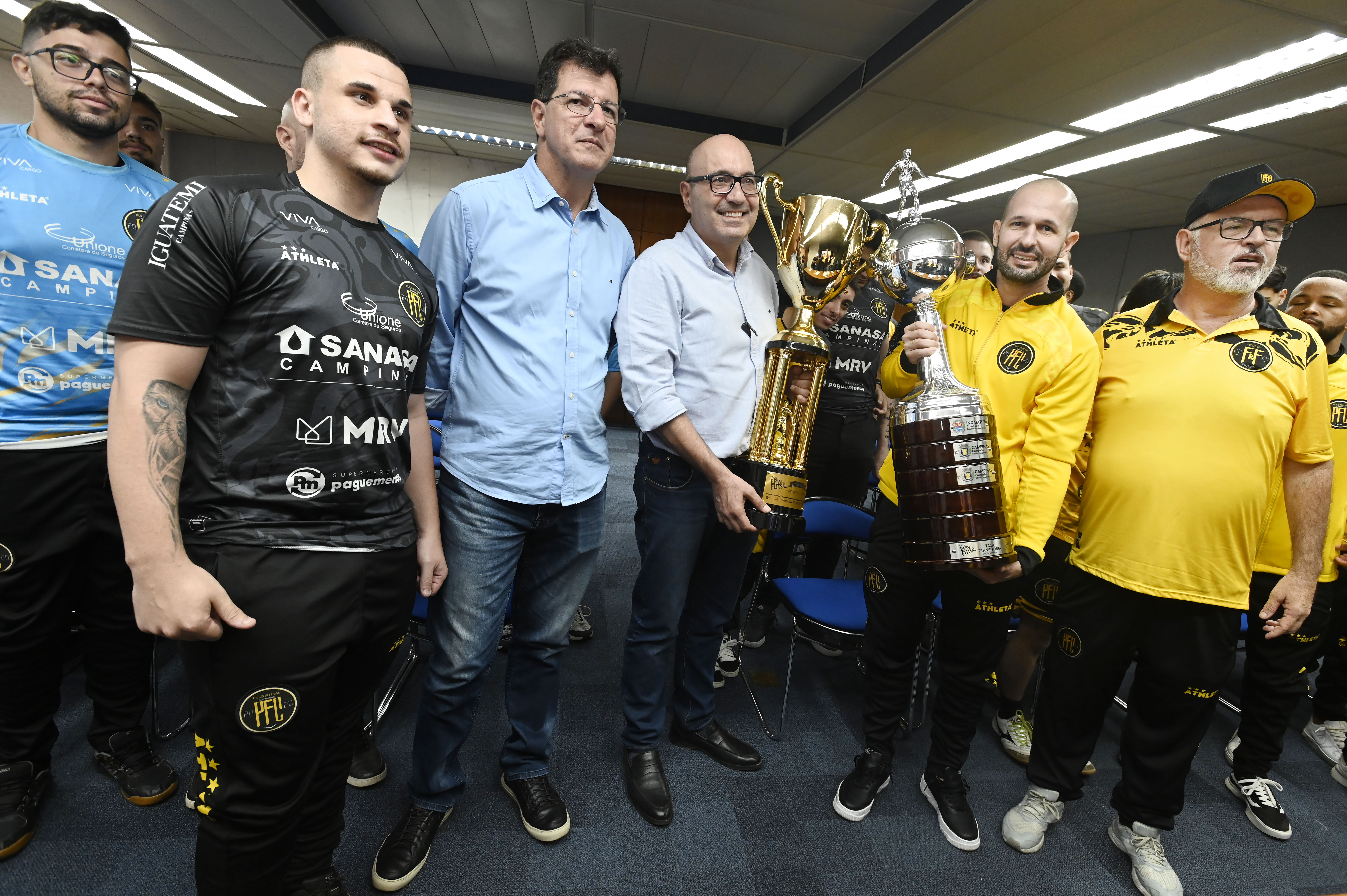 Bicampeões apresentam o troféu da conquista ao prefeito