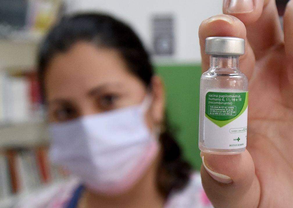 Doses de vacina contra HPV serão aplicadas em grupo de escolas no Outubro Rosa