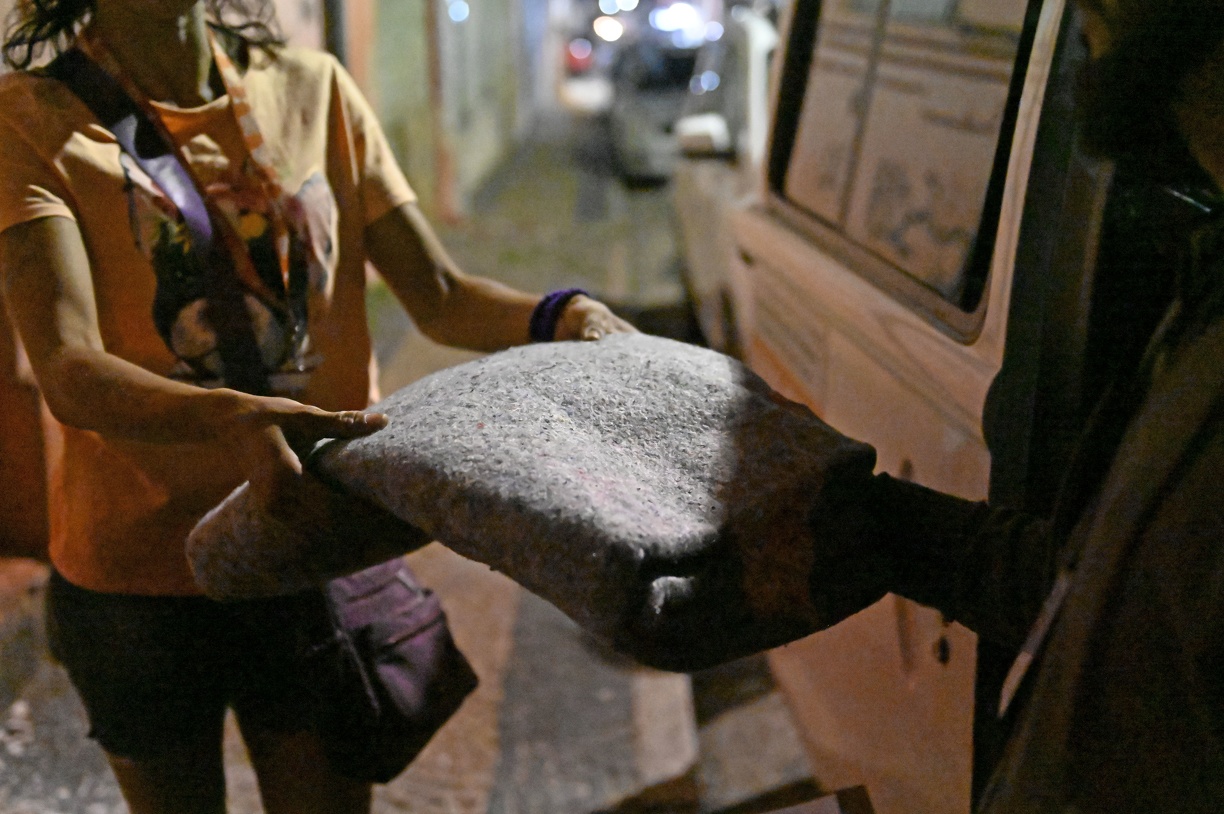 Pessoas em situação de rua que não aceitam o serviço de proteção, recebem cobertores para passar a noite