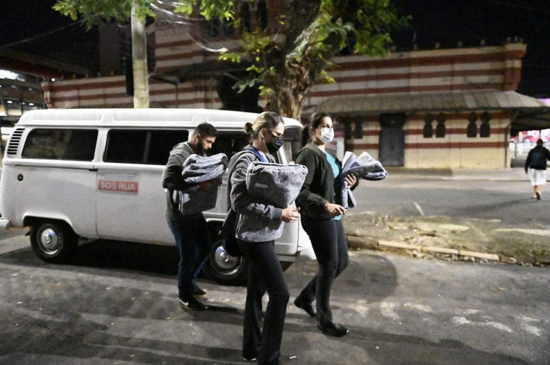 A população pode contribuir acionando as equipes da assistência social ao encontrar alguém em situação de rua