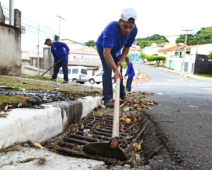 Limpeza de bocas de lobo foi um dos serviços executados nesta semana pela Secretaria de Serviços Públicos