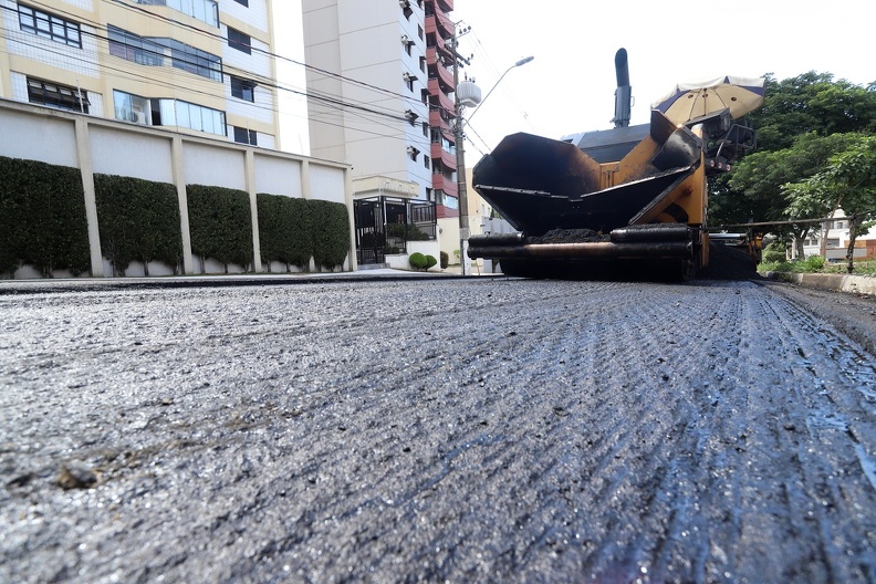 A camada desgastada é retirada, na chamada fresagem, e uma nova massa asfáltica é aplicada e compactada