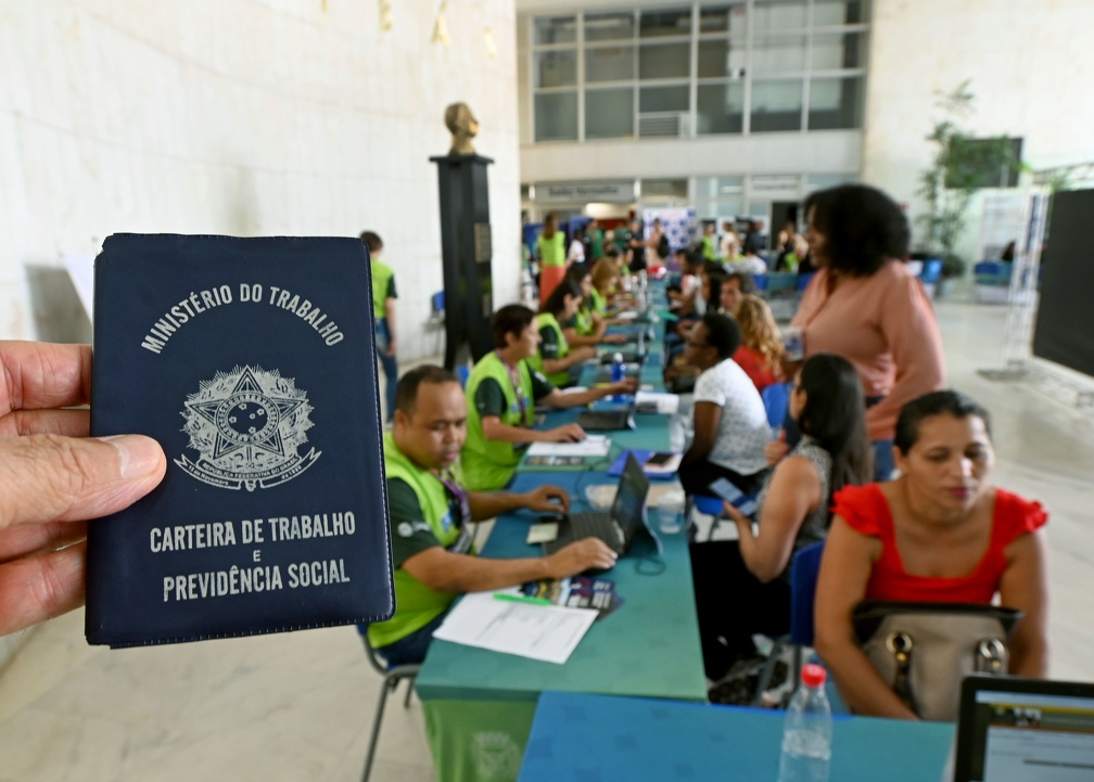 Candidatos devem levar documento de identificação com foto, carteira de trabalho e currículo 