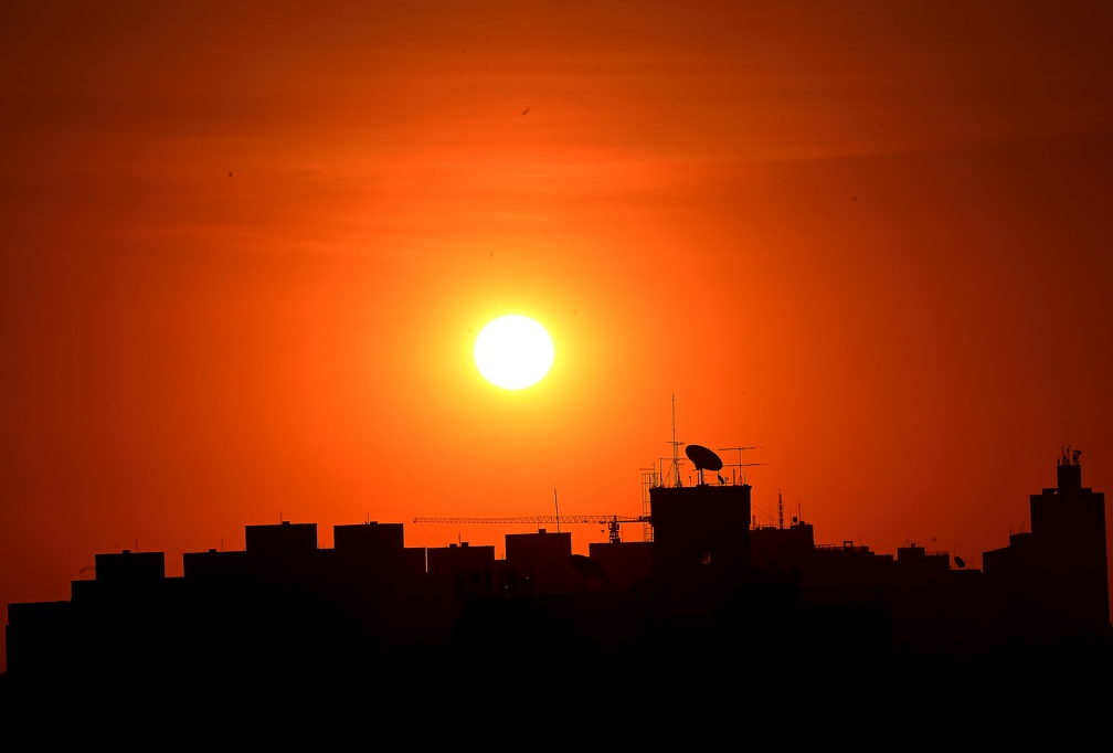 Temperatura alta e baixa umidade do ar exigem cuidados com a saúde (Foto: Carlos Bassan)