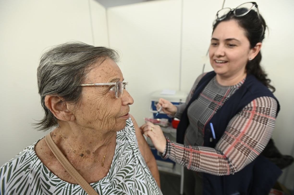 Moradora recebe dose de vacina contra gripe em CS de Campinas