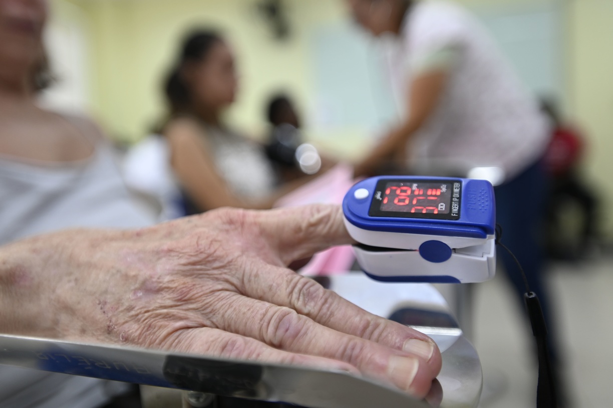 Paciente com sintomas de dengue durante exame no CS Aurélia