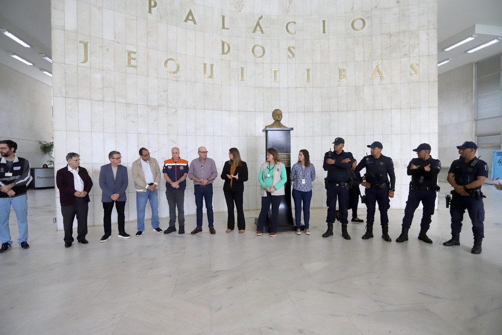 Equipe se reuniu no saguão do Paço Municipal antes da ação