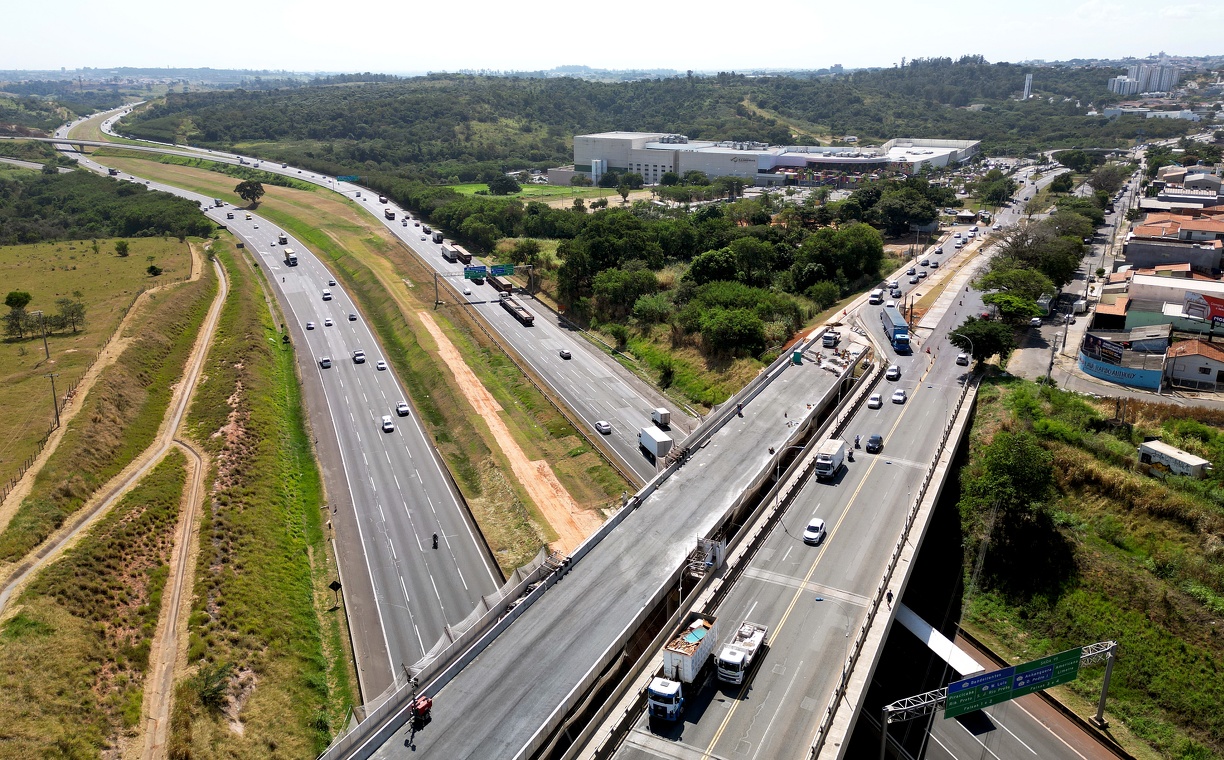 Viaduto da John Boyd (em fase final), sobre a Rodovia dos Bandeirantes, com o shopping Parque das Bandeiras ao fundo