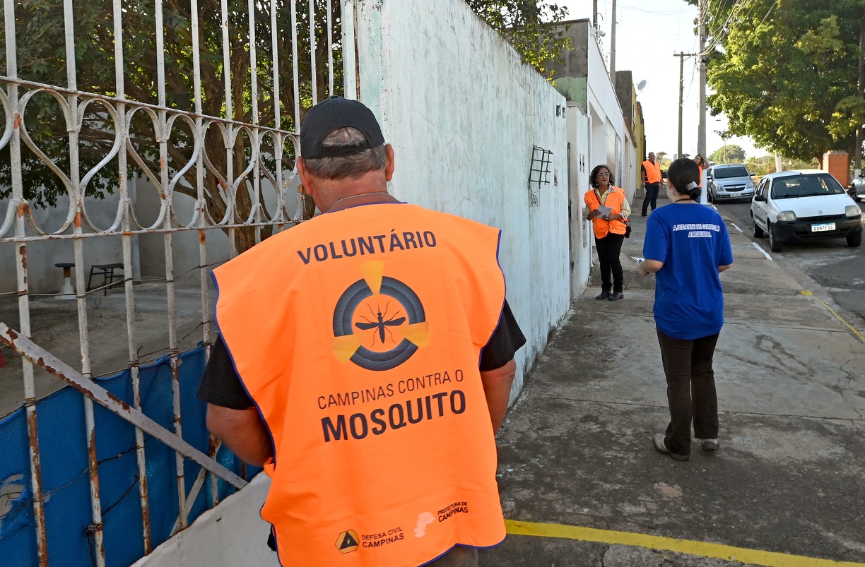 Voluntários e agentes de saúde participam do 17º mutirão contra dengue neste sábado, 25