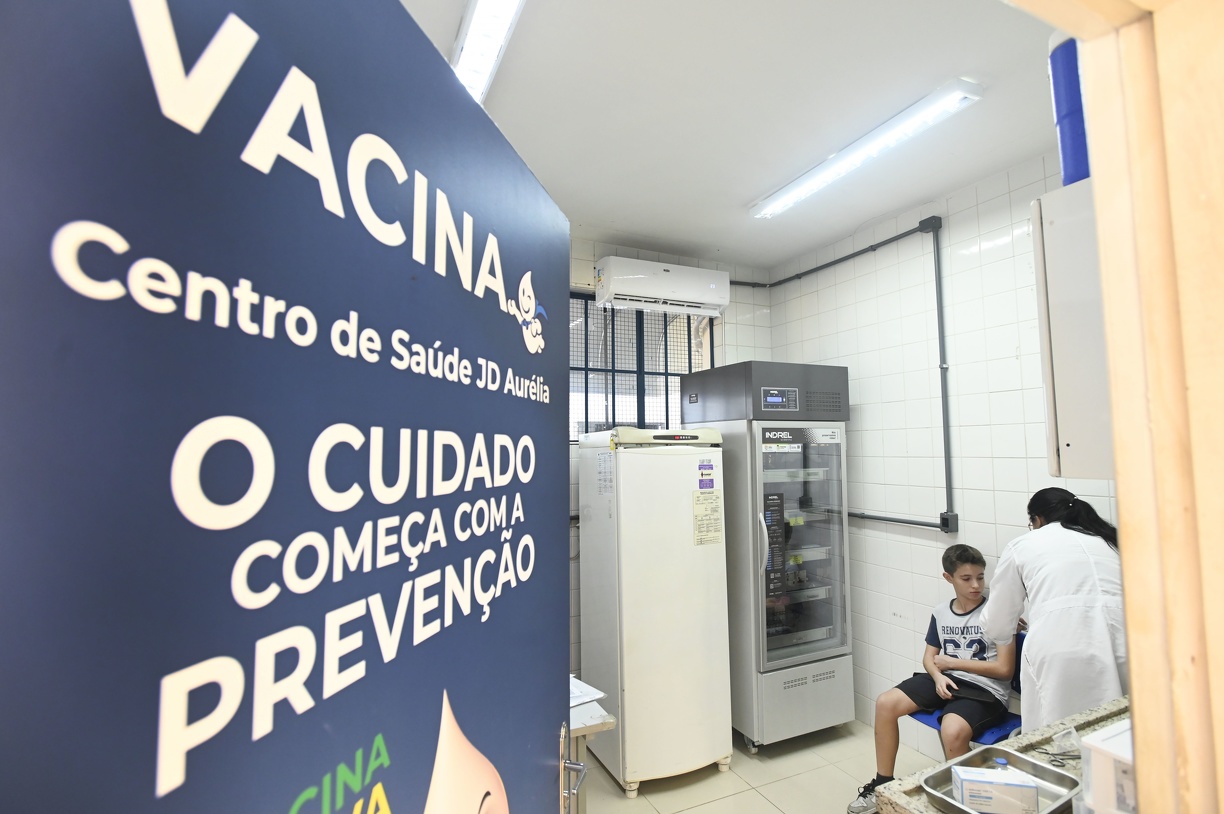 Paciente é atendido em sala de vacinação no Centro de Saúde do Jardim Aurélia